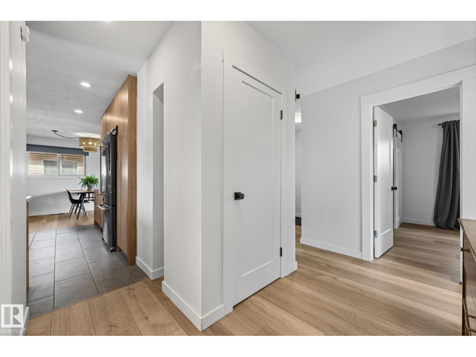 5707 95 AV NW - 29
