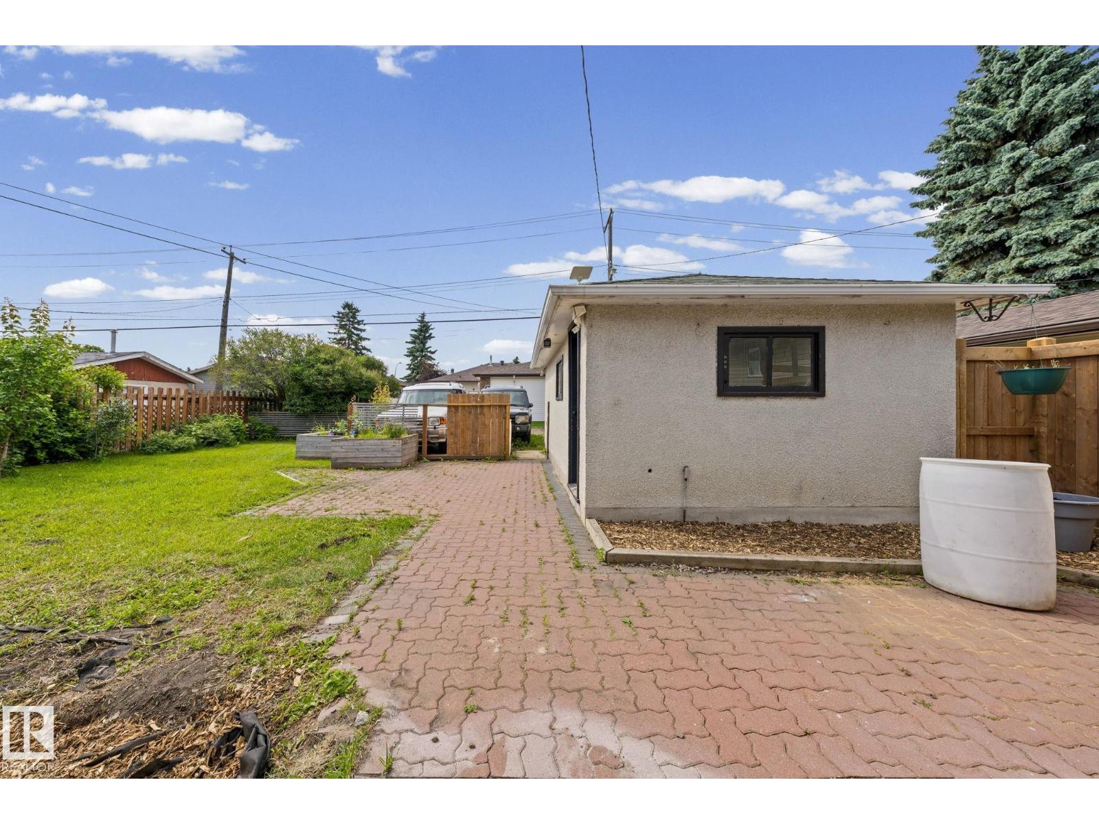 5707 95 AV NW - 32