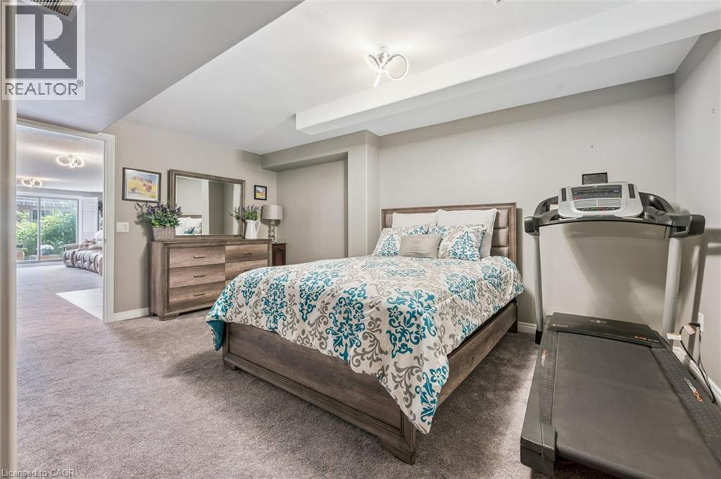 #11 20 ISHERWOOD Avenue - 33
