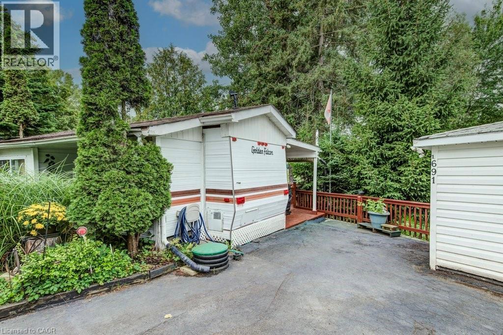 691 OAK Crescent - Image 3
