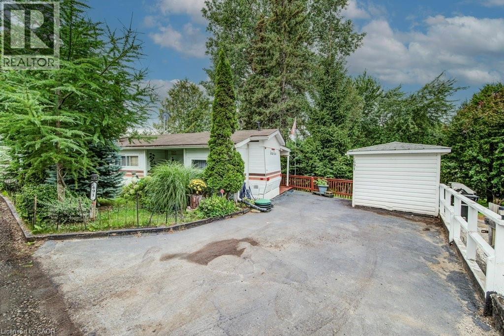 691 OAK Crescent - 1