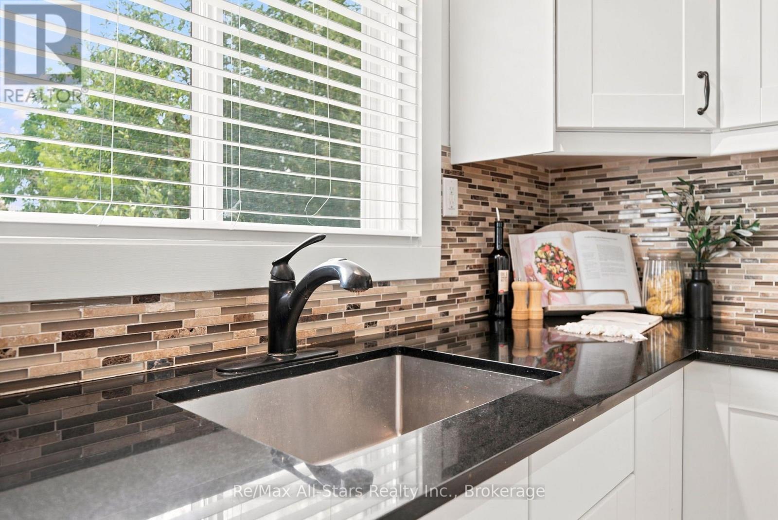5987 LAKESHORE ROAD - 11
