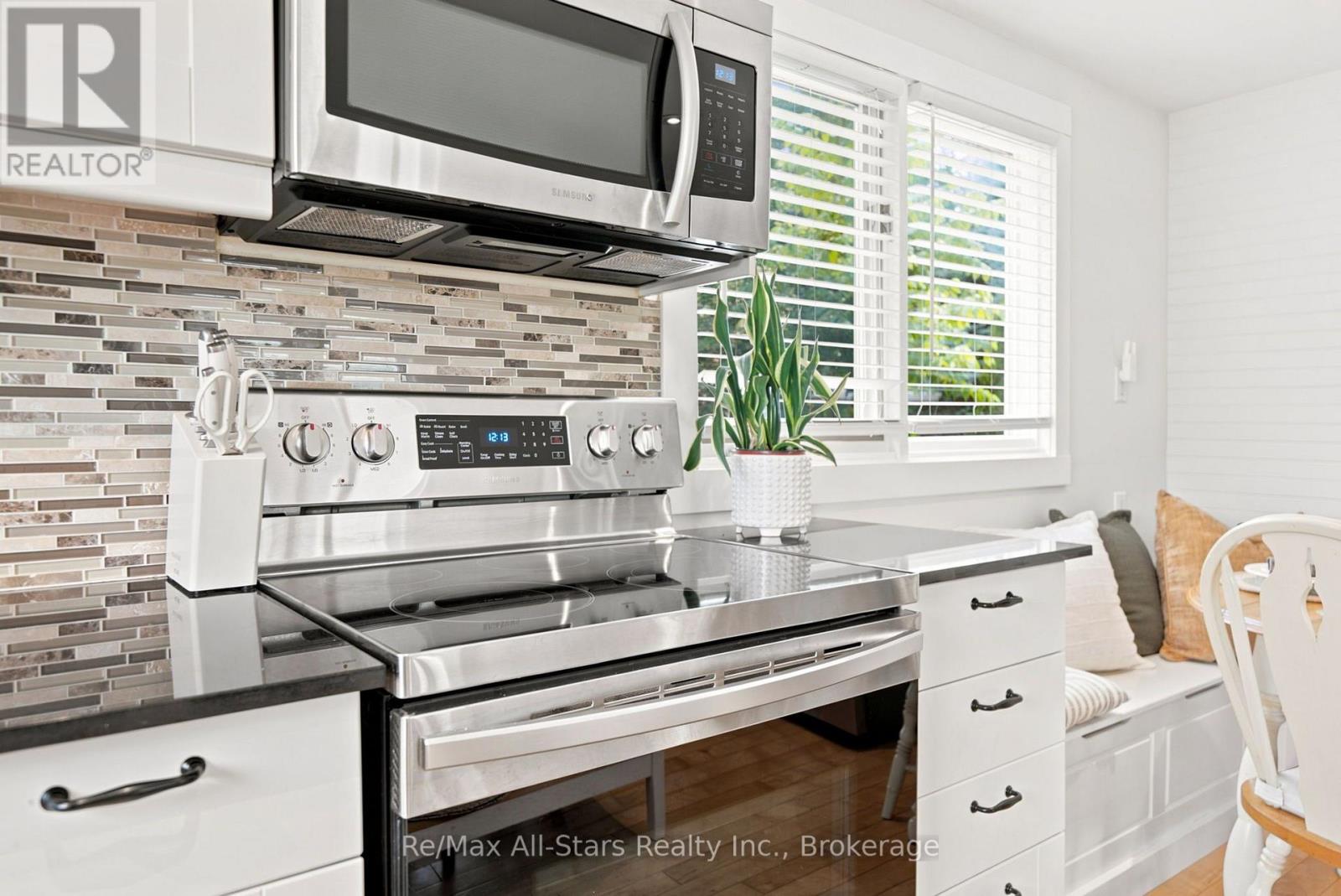 5987 LAKESHORE ROAD - 12