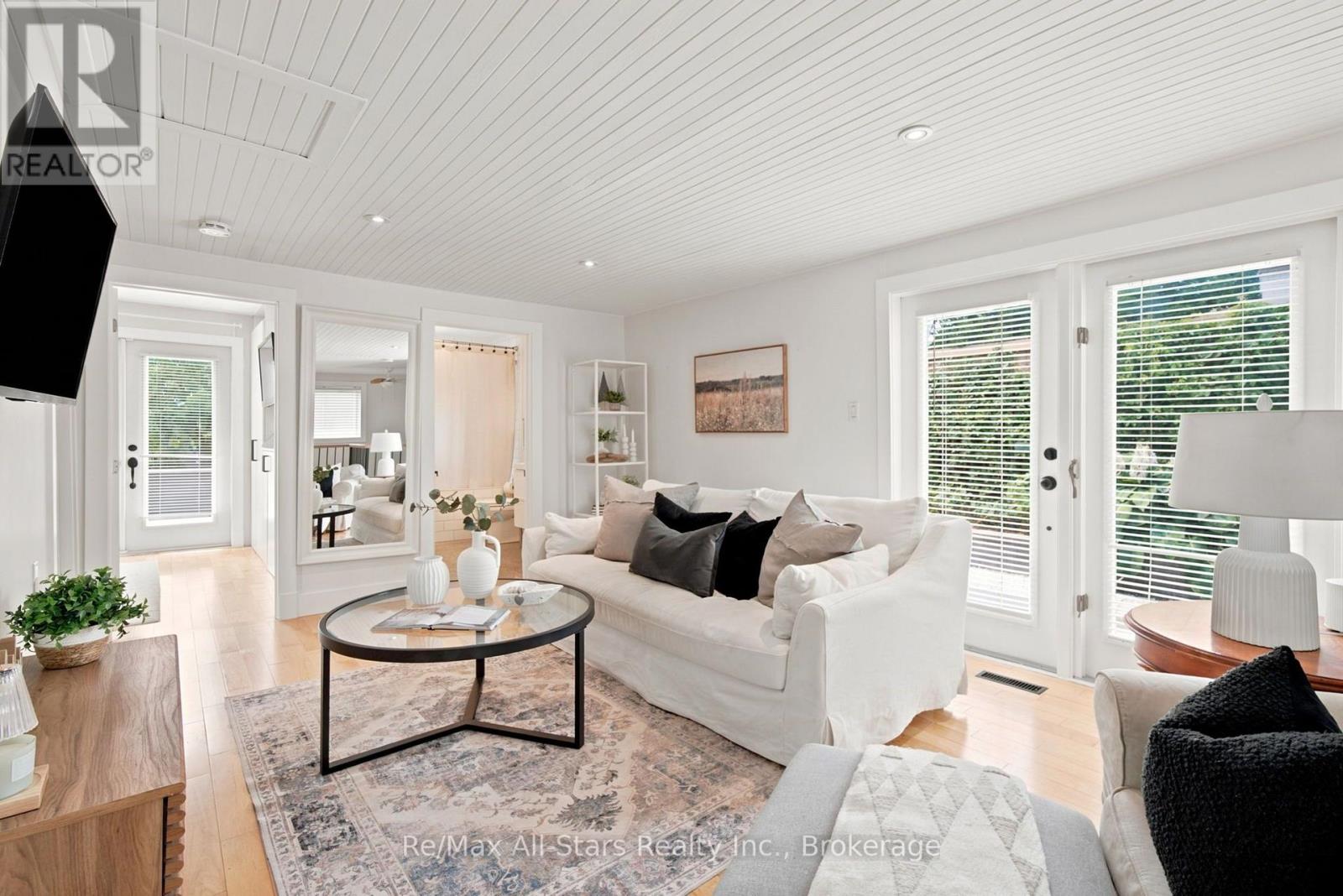 5987 LAKESHORE ROAD - 6