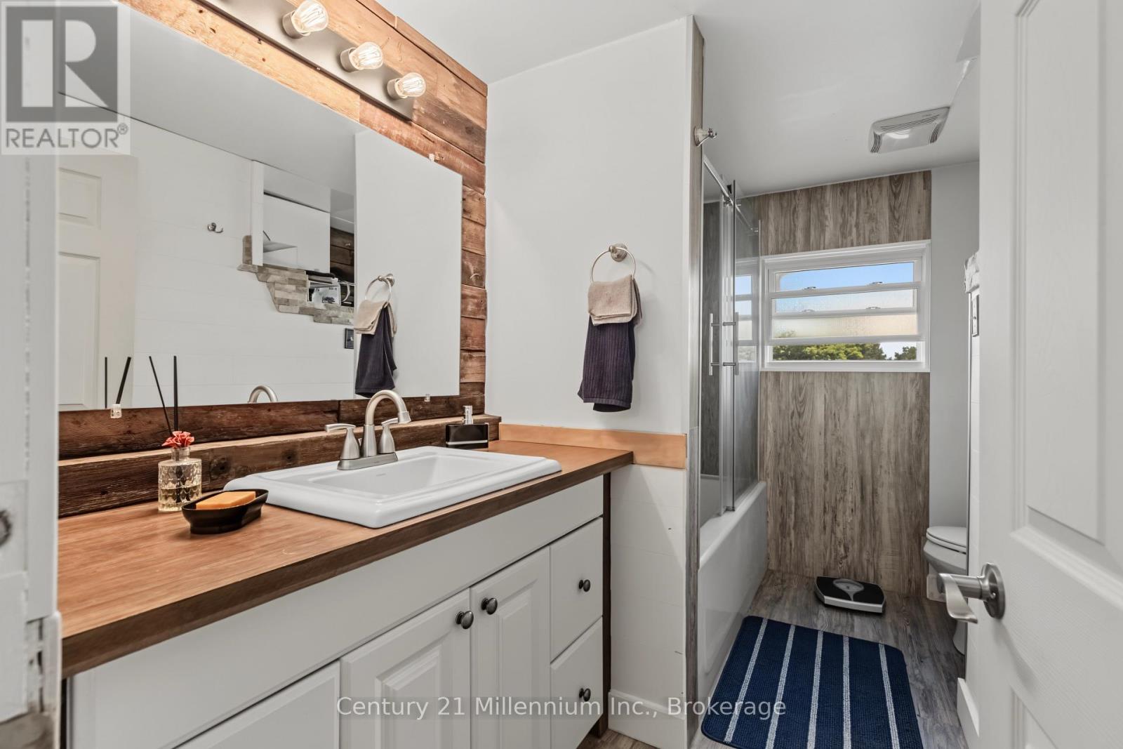 544 LOUISA STREET - 26