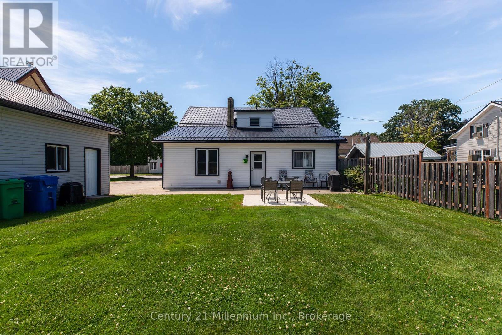 544 LOUISA STREET - 35