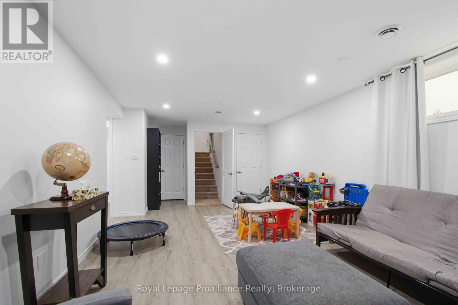 21 CEDAR PARK CRESCENT - 21