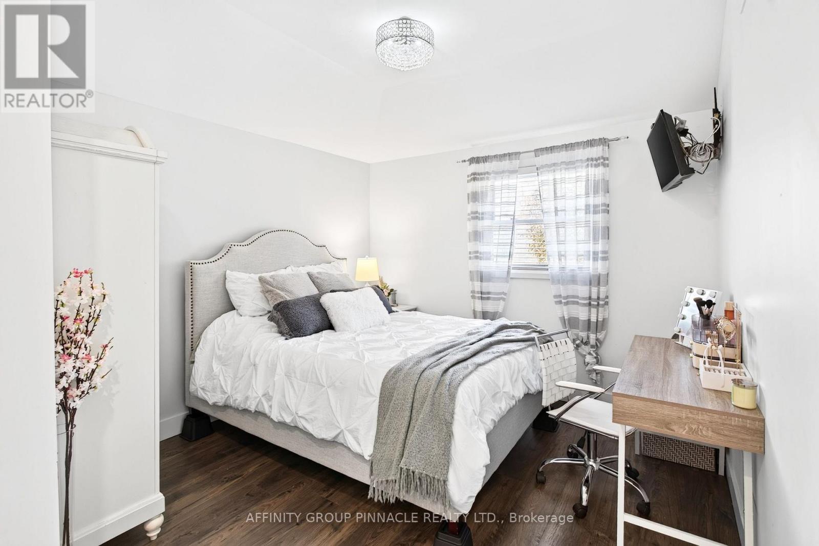 8 BRENDA BOULEVARD - 21