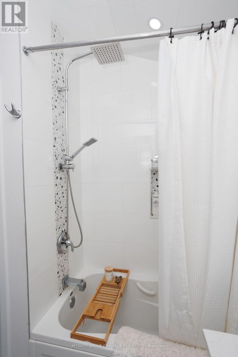 8 BRENDA BOULEVARD - 23