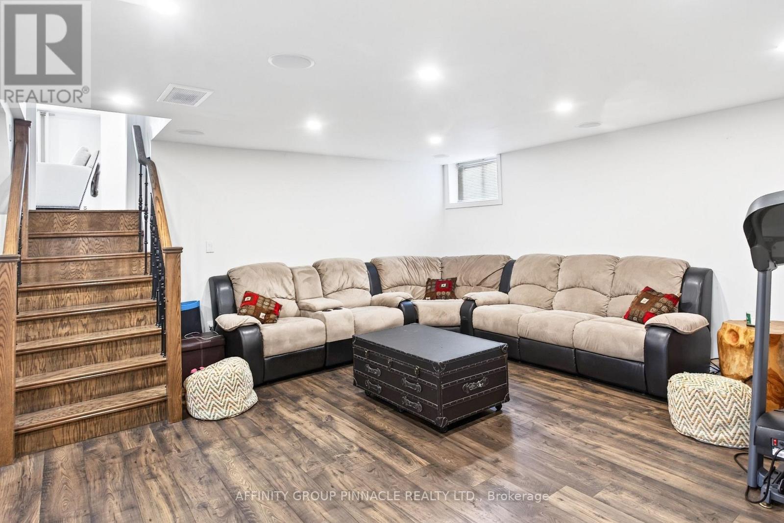 8 BRENDA BOULEVARD - 31