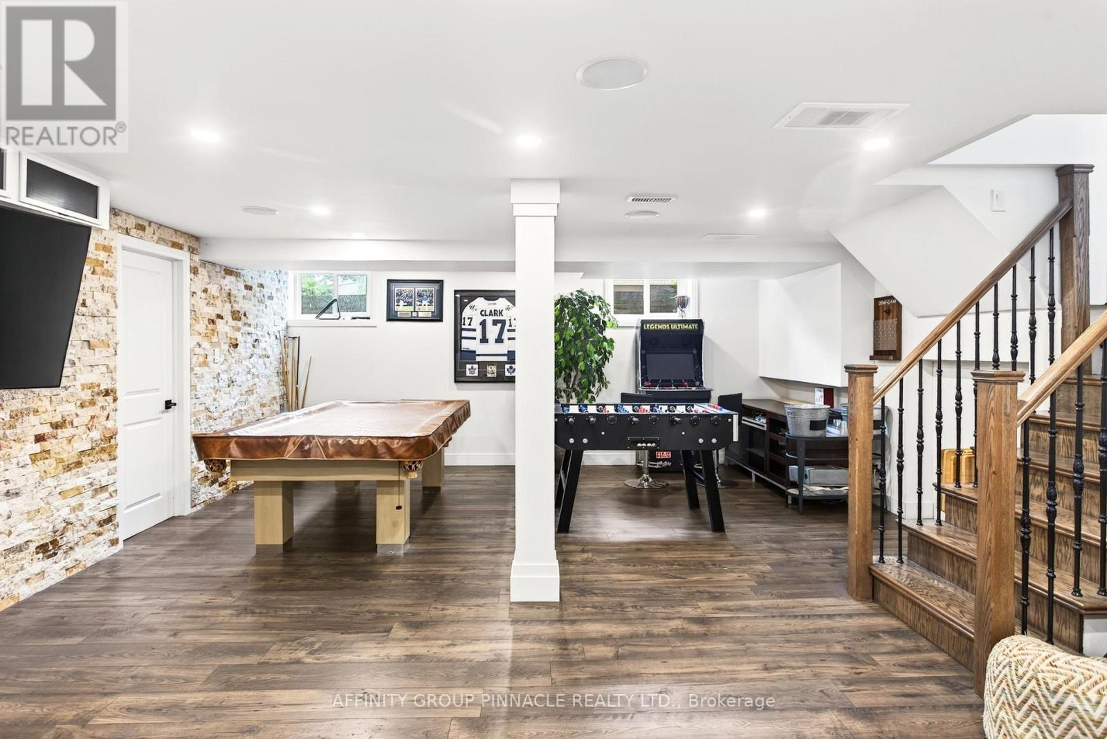 8 BRENDA BOULEVARD - 32