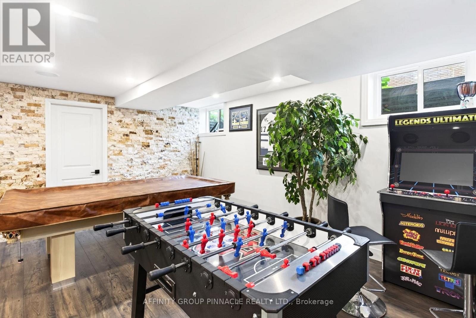 8 BRENDA BOULEVARD - 33