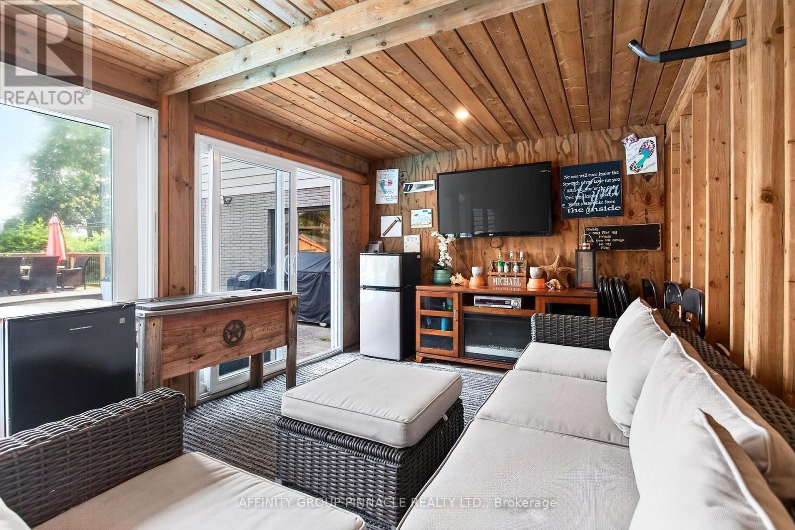 8 BRENDA BOULEVARD - 46