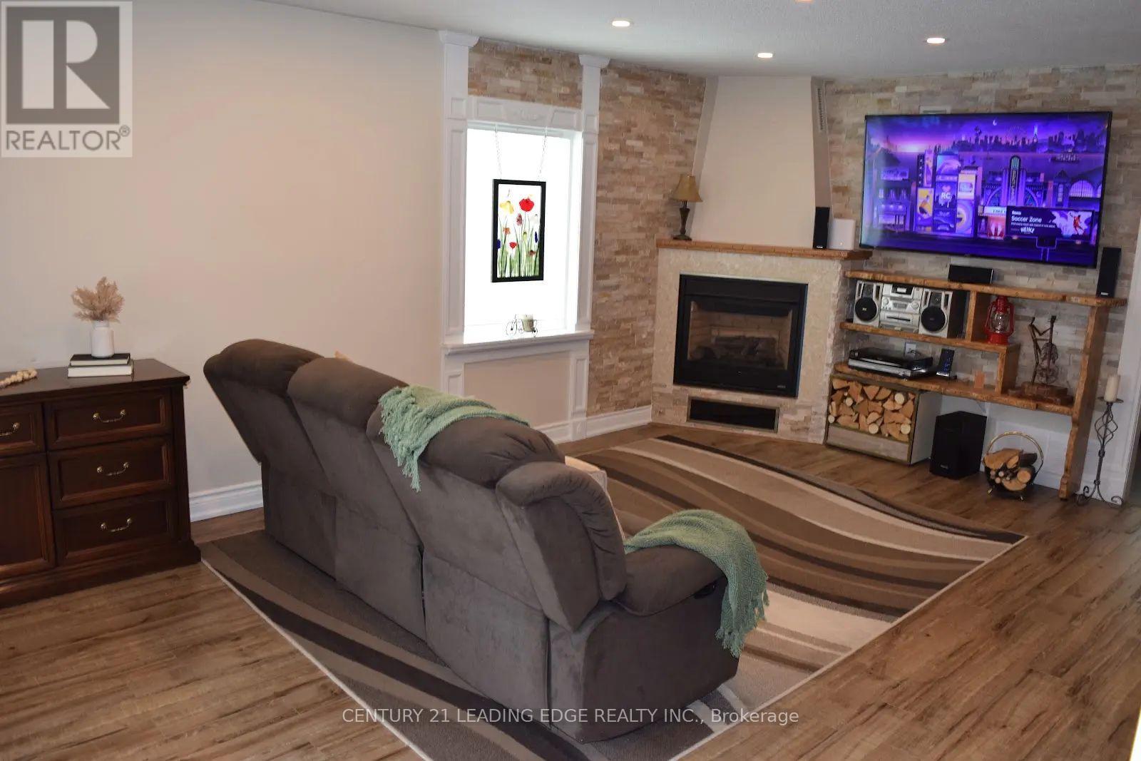 1128 VALLEY COURT N - 21