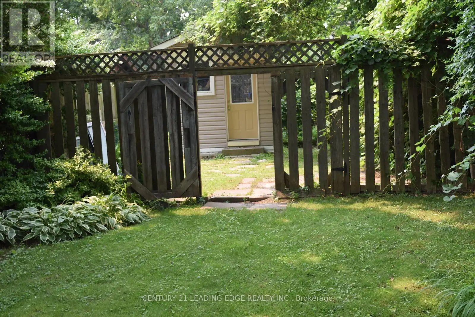 1128 VALLEY COURT N - 32