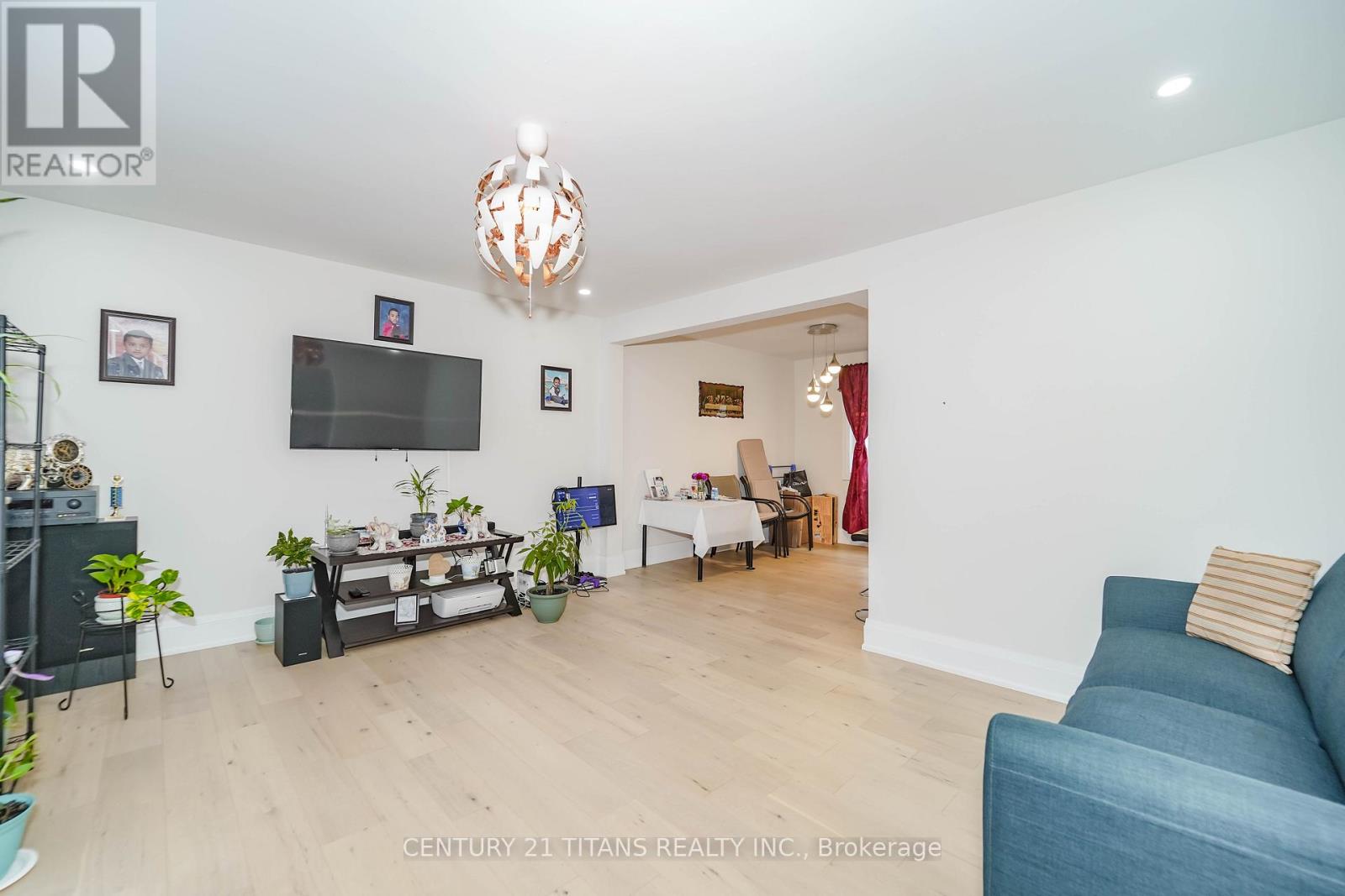 42 PIXLEY CRESCENT - 1