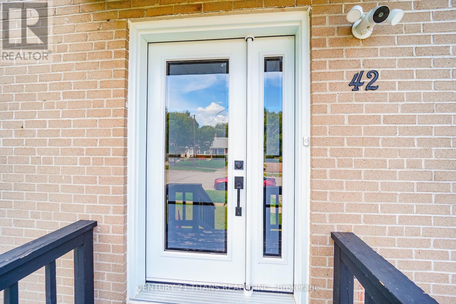 42 PIXLEY CRESCENT - 12