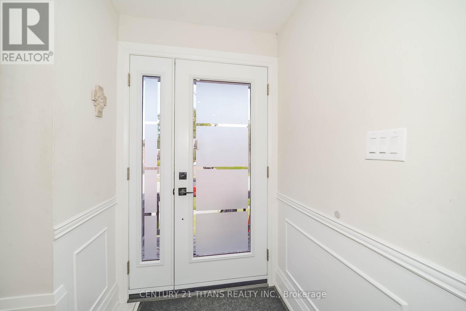 42 PIXLEY CRESCENT - 13