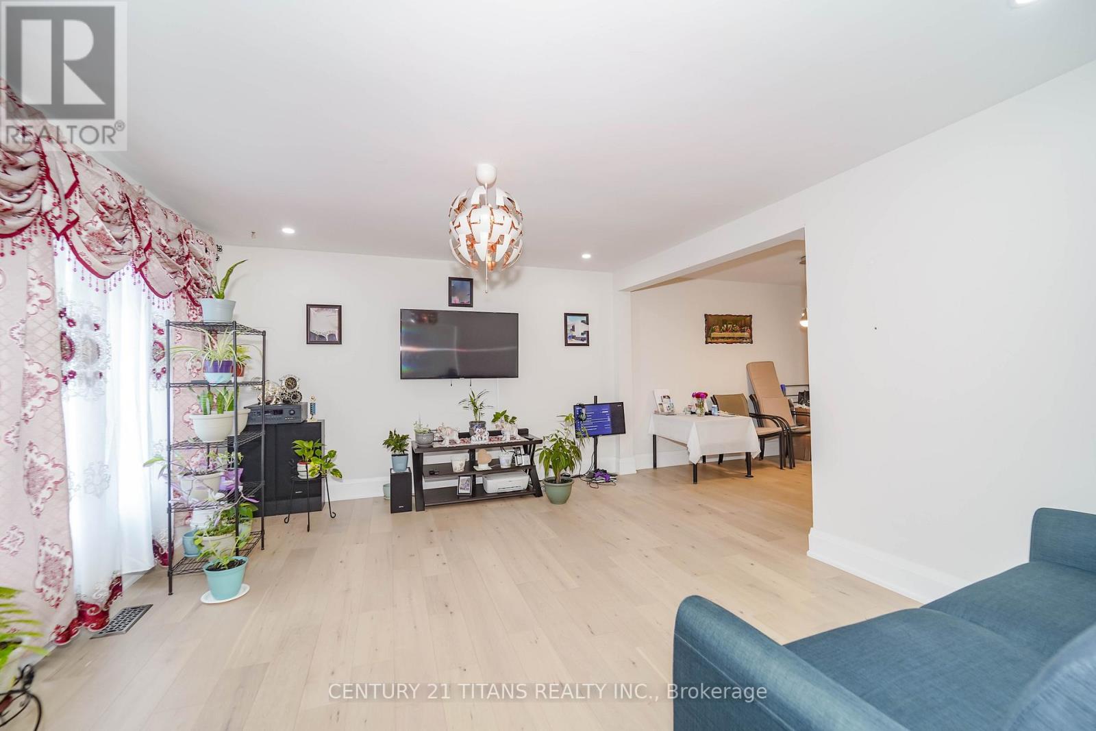 42 PIXLEY CRESCENT - 14