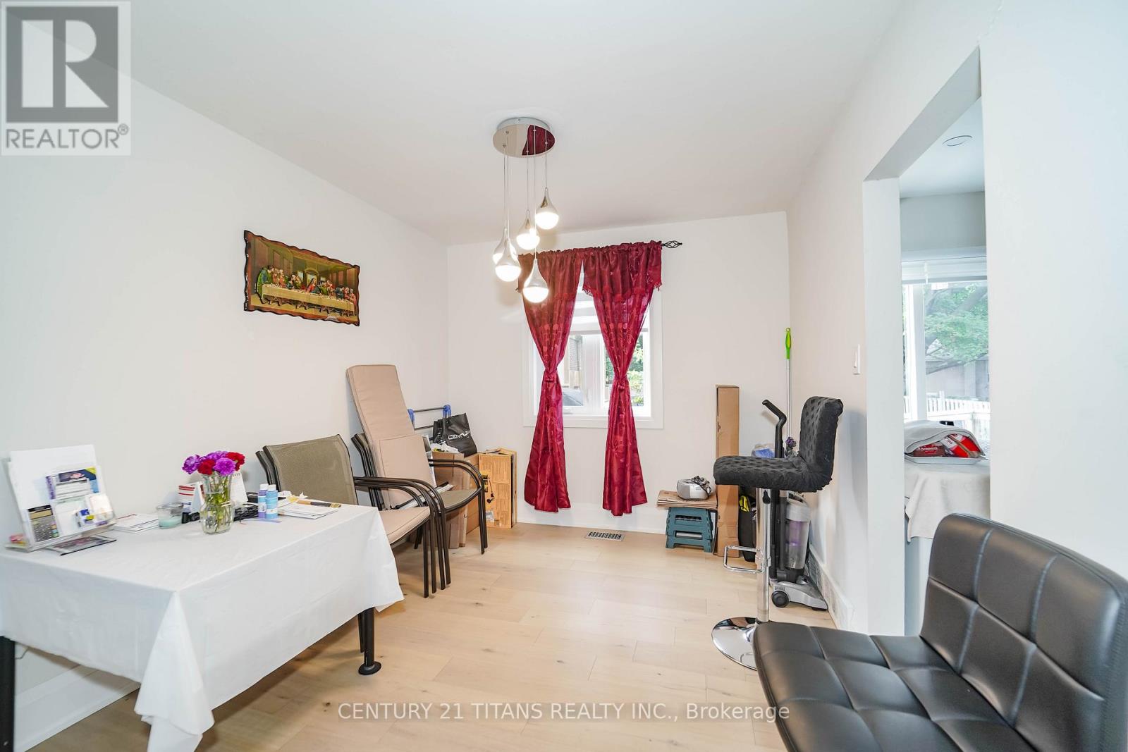 42 PIXLEY CRESCENT - 17