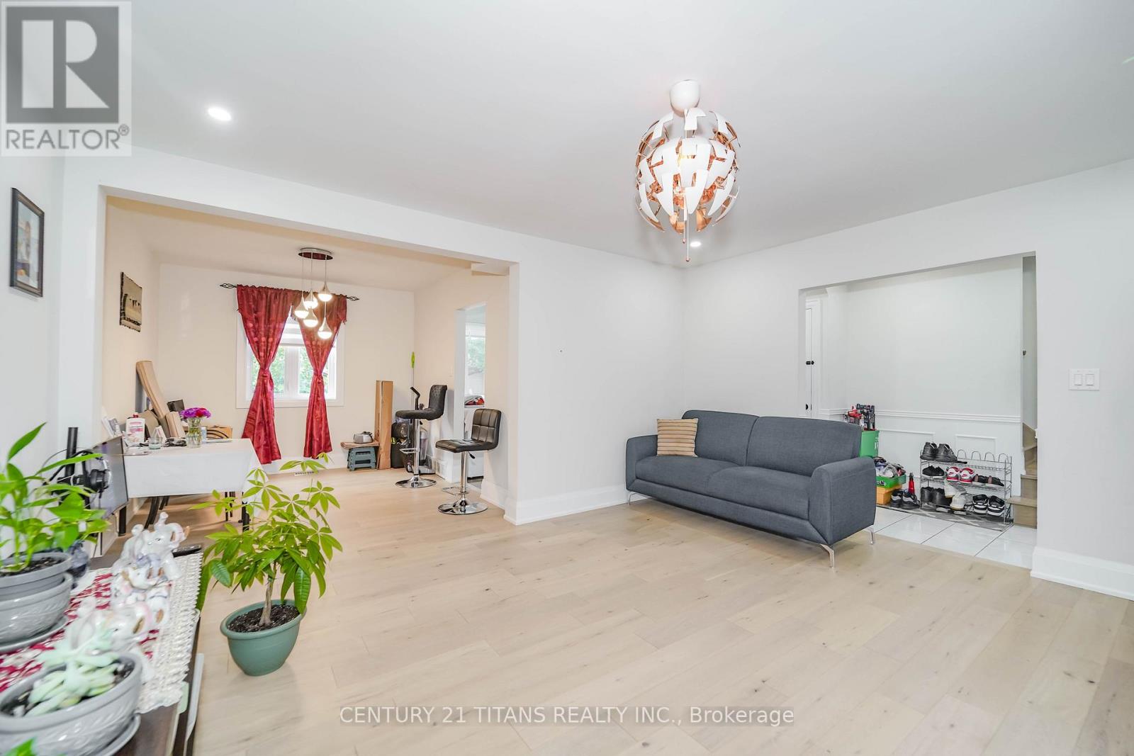 42 PIXLEY CRESCENT - 18