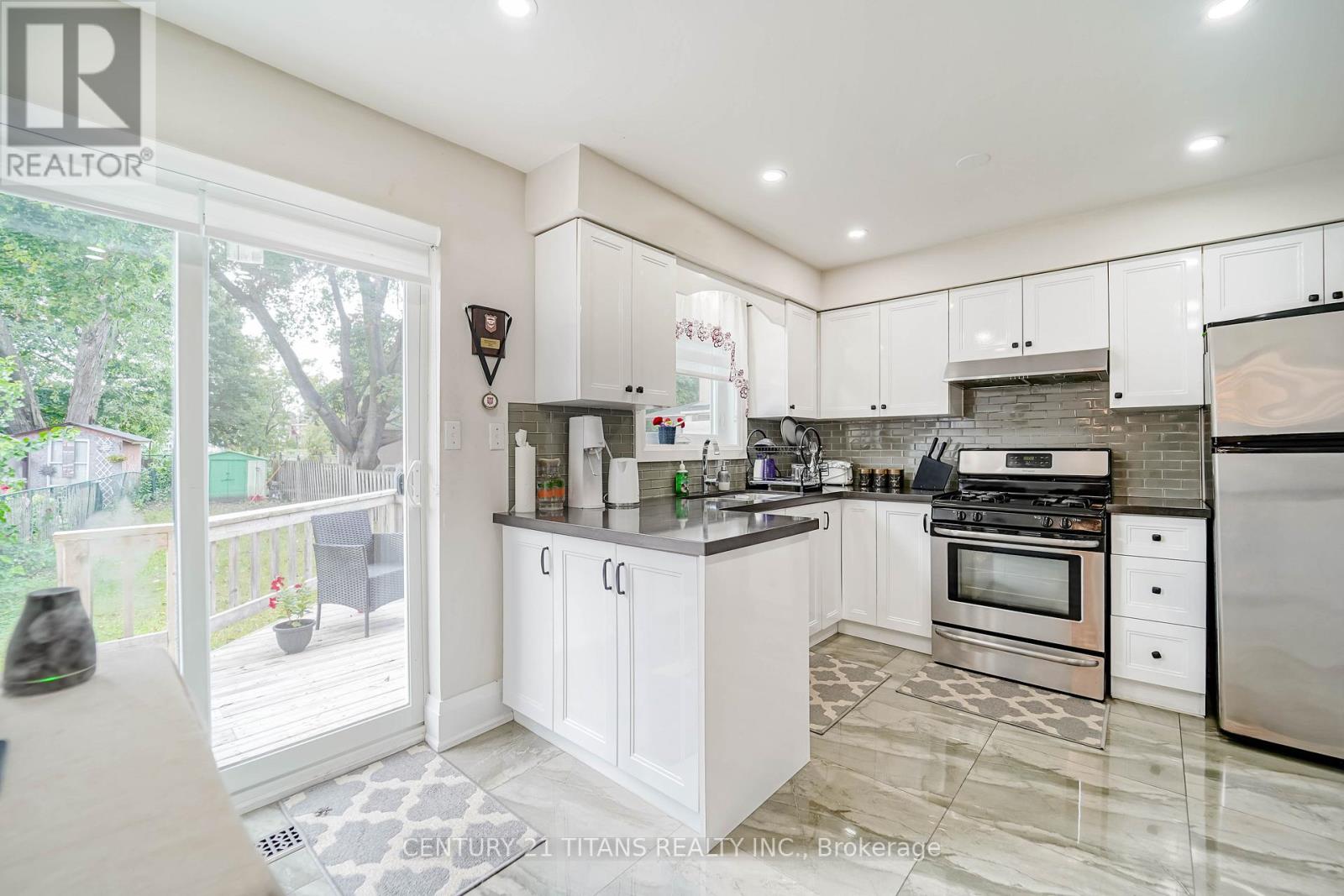 42 PIXLEY CRESCENT - 19