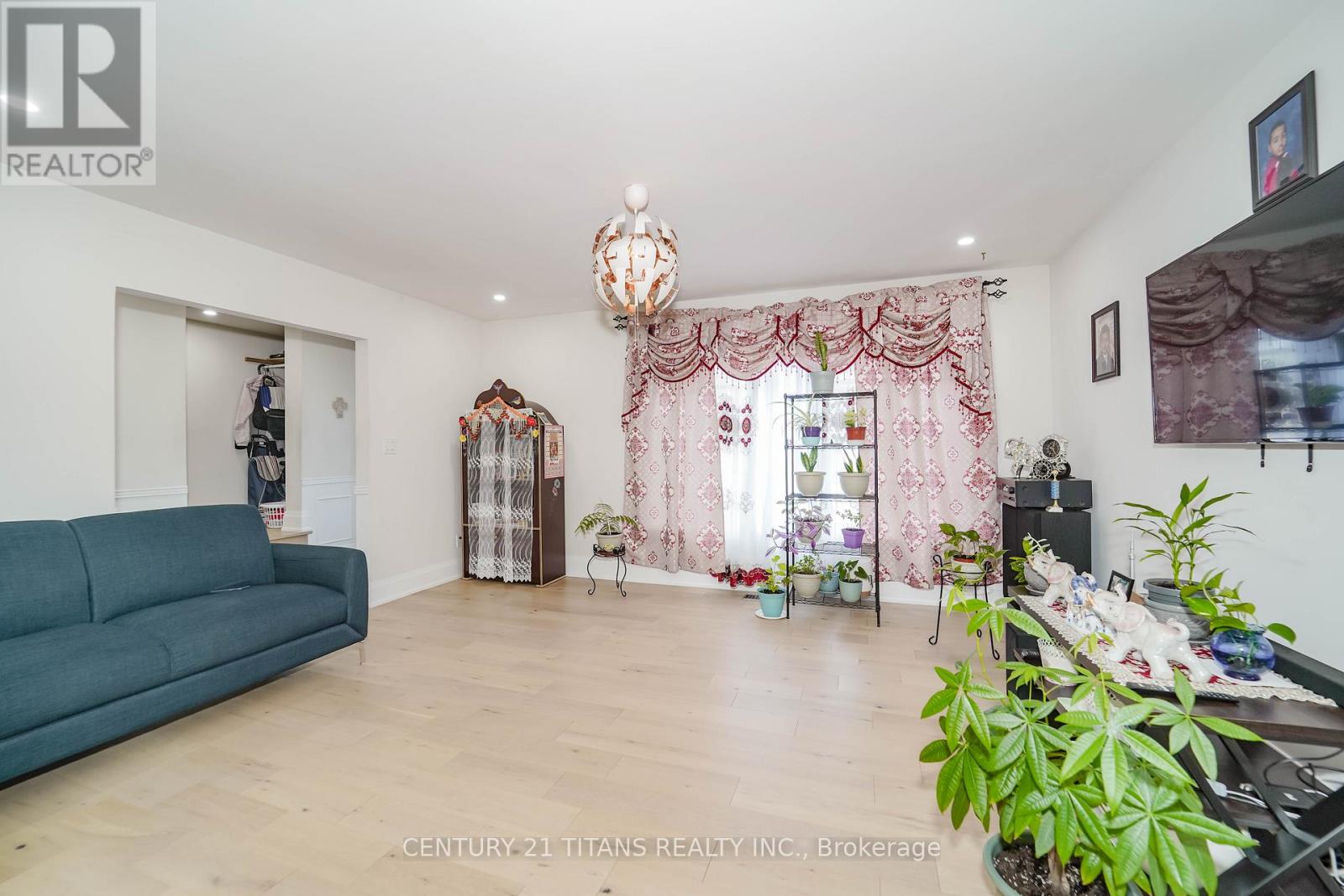 42 PIXLEY CRESCENT - 2