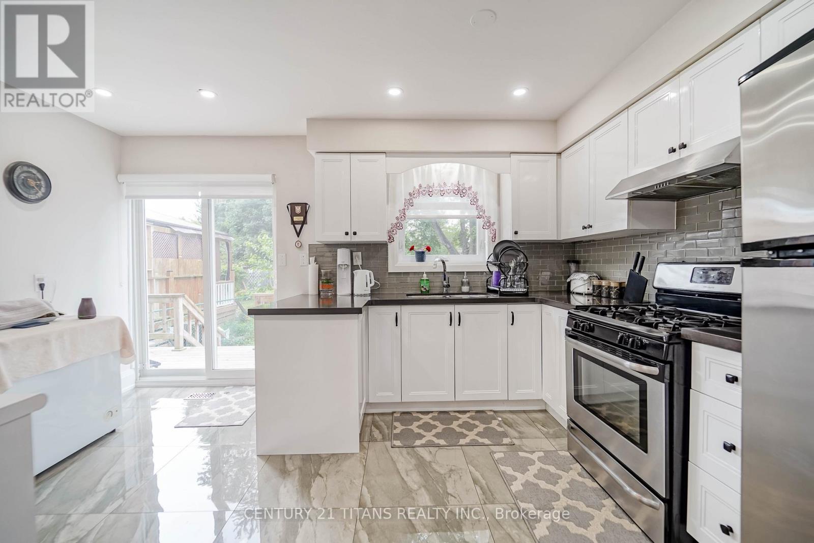 42 PIXLEY CRESCENT - 20