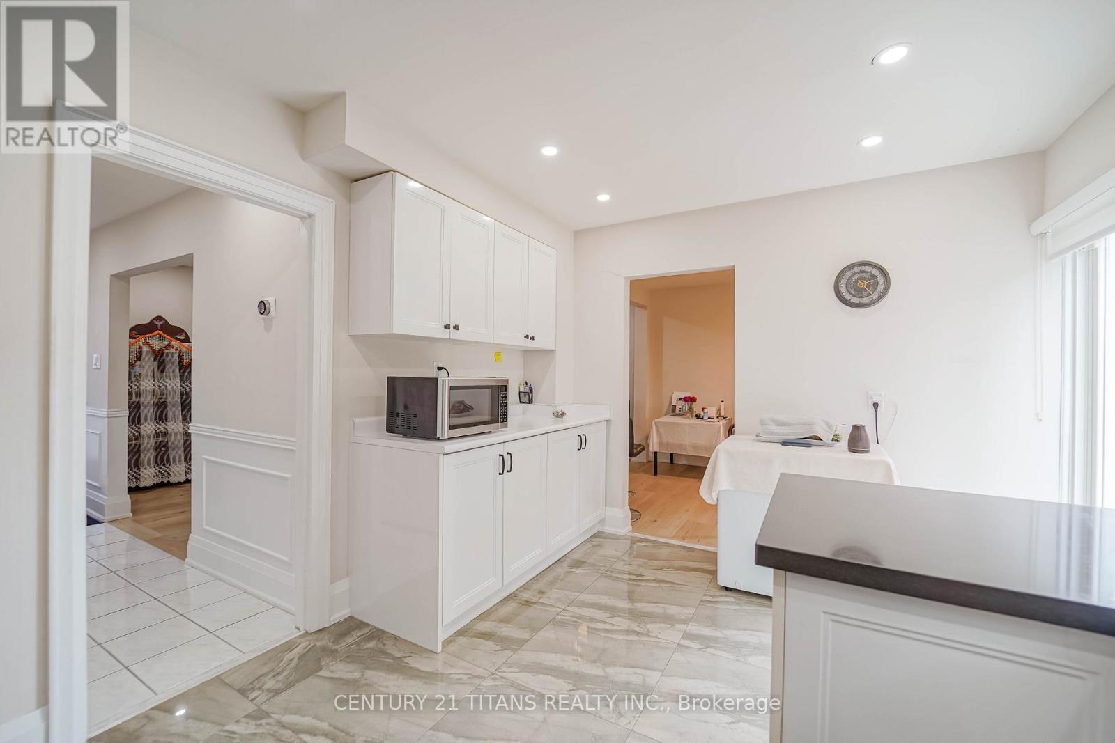 42 PIXLEY CRESCENT - 21