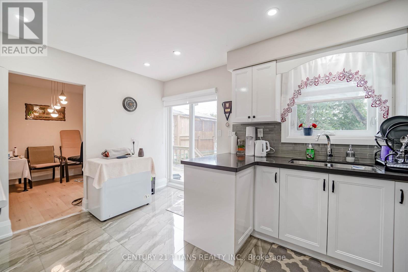 42 PIXLEY CRESCENT - 22