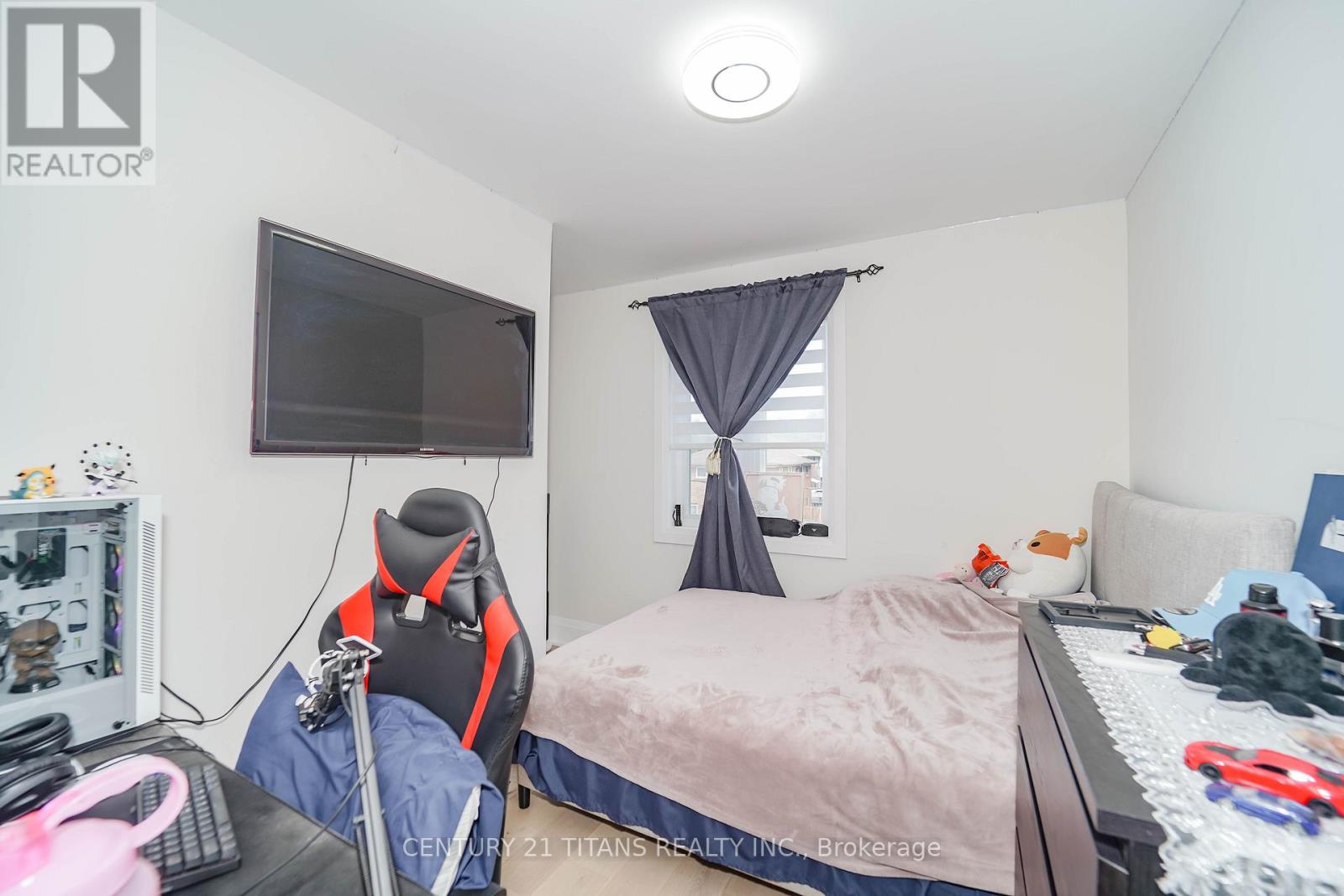 42 PIXLEY CRESCENT - 24