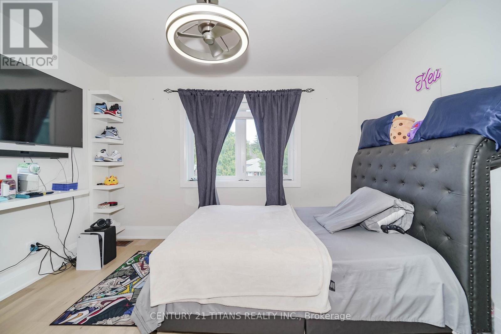 42 PIXLEY CRESCENT - 27