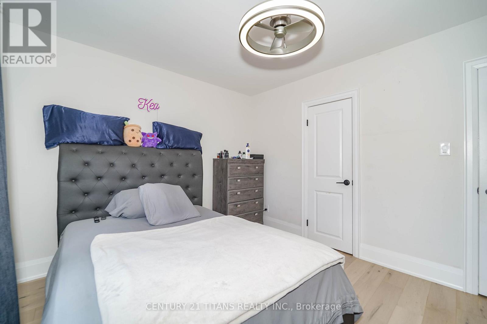 42 PIXLEY CRESCENT - 28