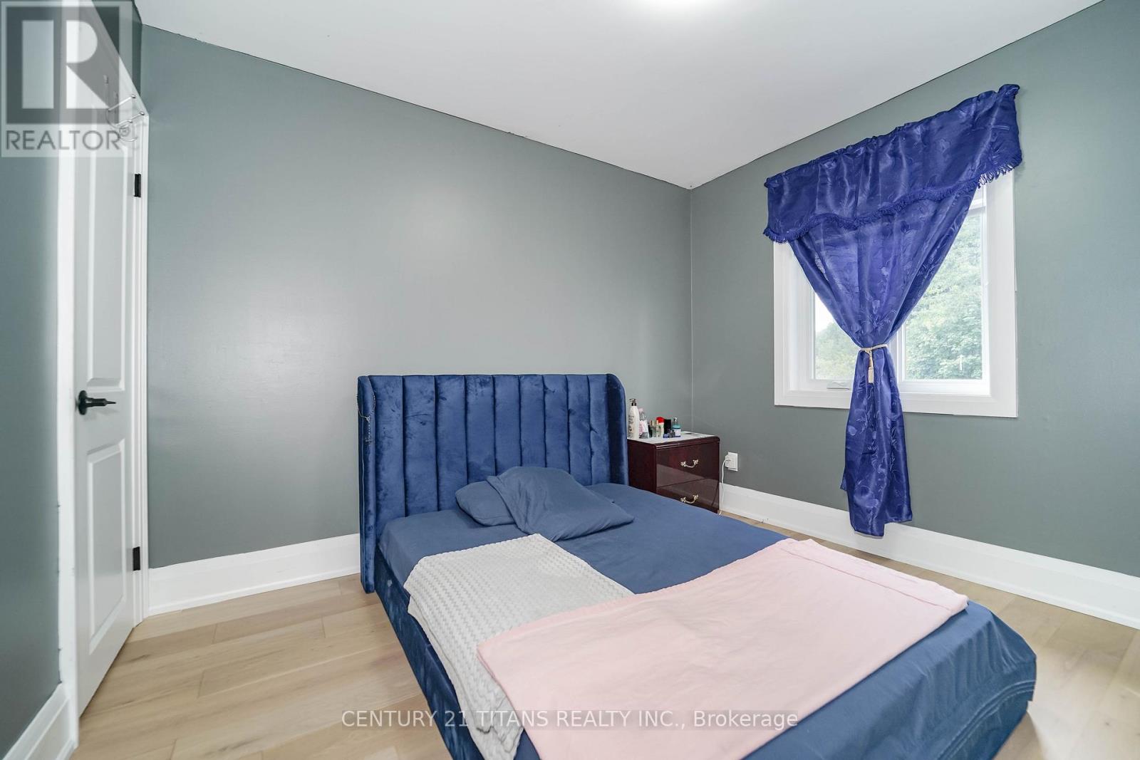 42 PIXLEY CRESCENT - 29