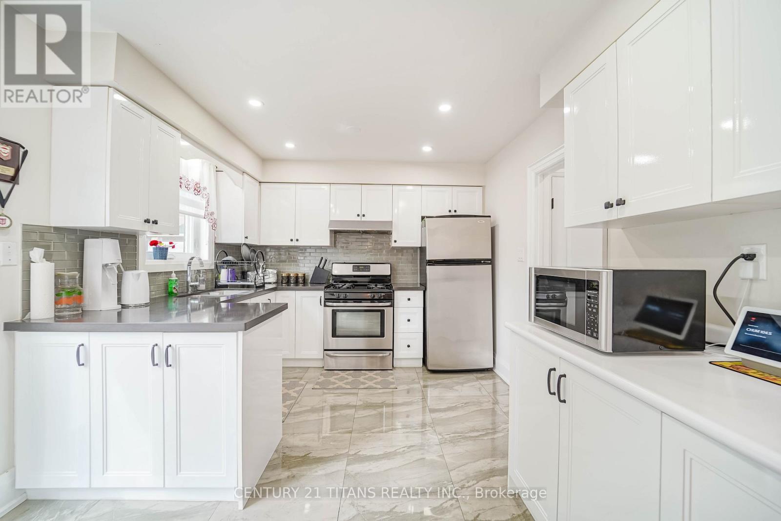 42 PIXLEY CRESCENT - 3