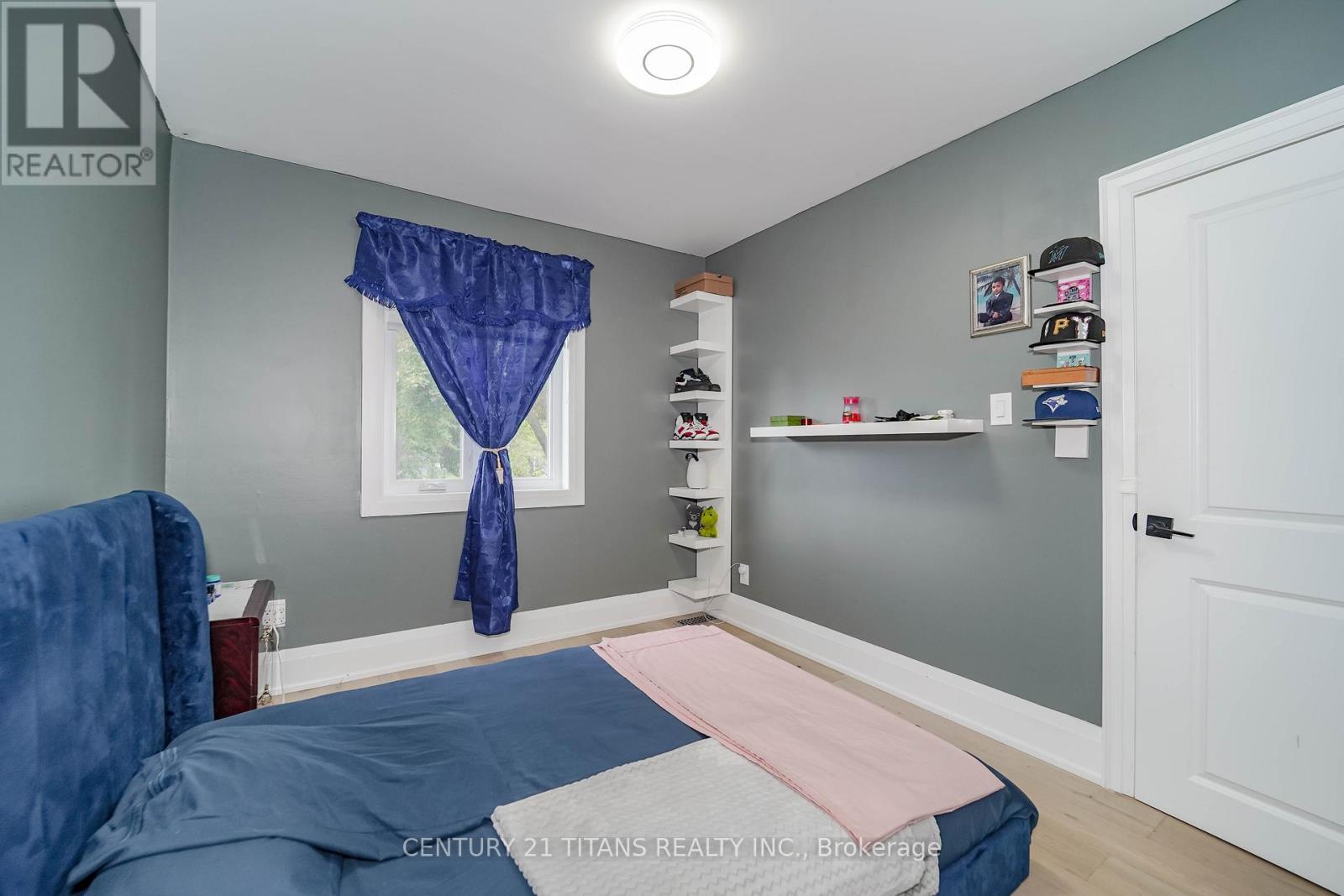 42 PIXLEY CRESCENT - 30