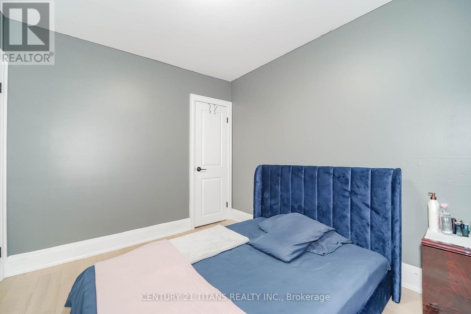 42 PIXLEY CRESCENT - 31