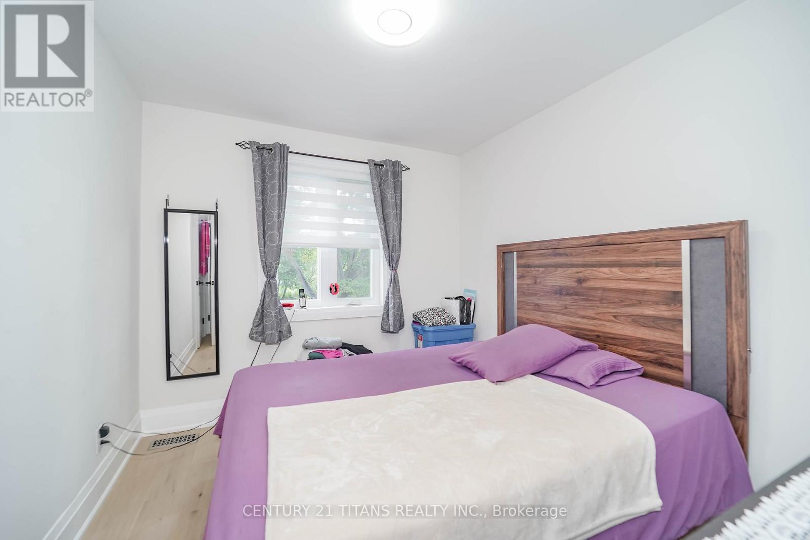 42 PIXLEY CRESCENT - 32