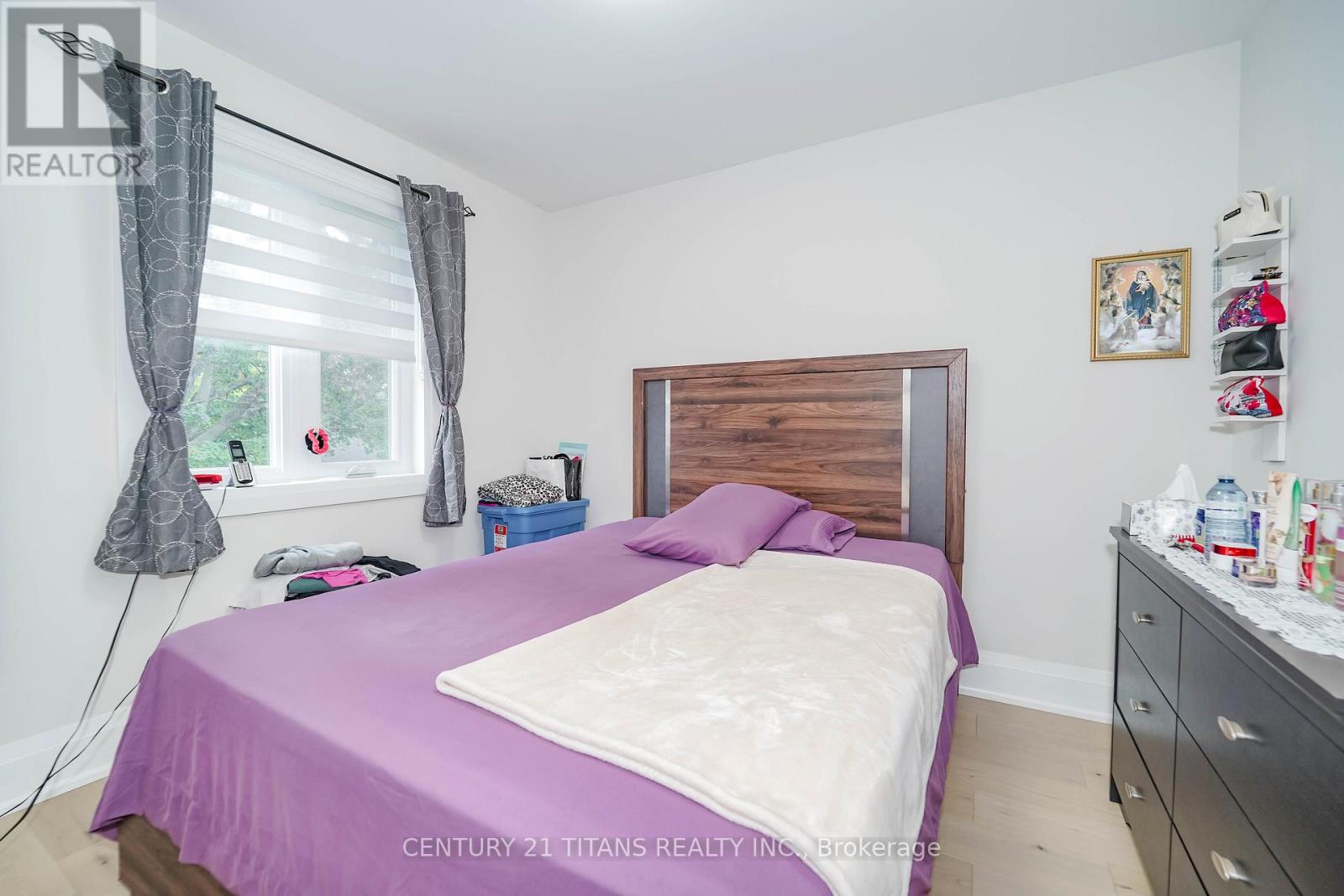 42 PIXLEY CRESCENT - 33