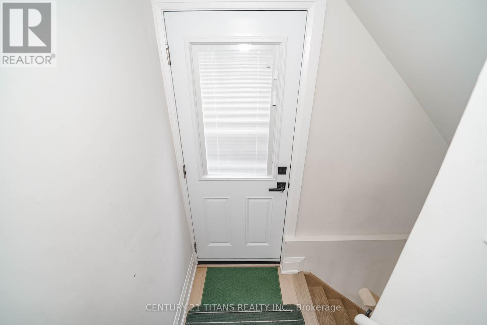 42 PIXLEY CRESCENT - 35