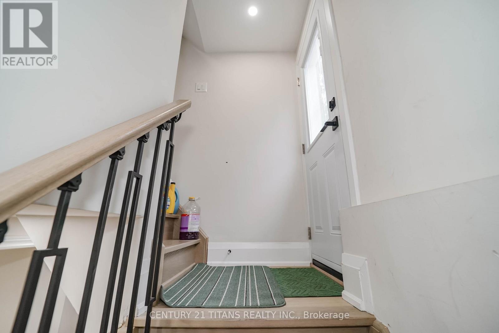 42 PIXLEY CRESCENT - 36