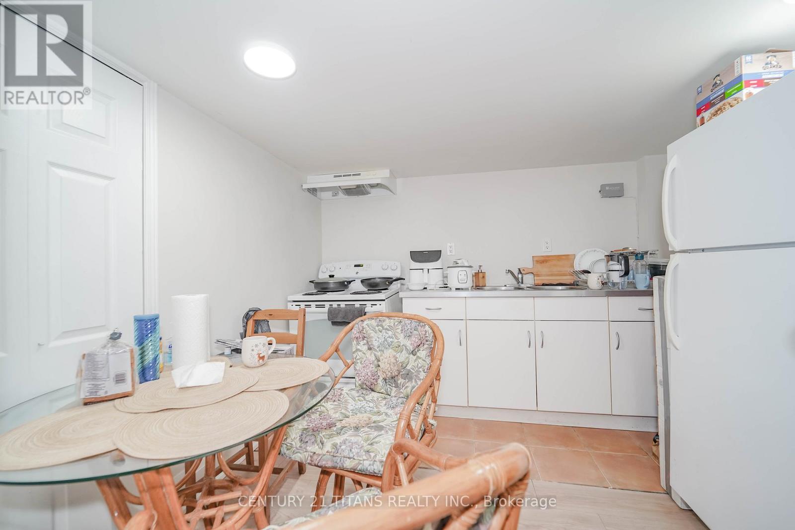 42 PIXLEY CRESCENT - 37