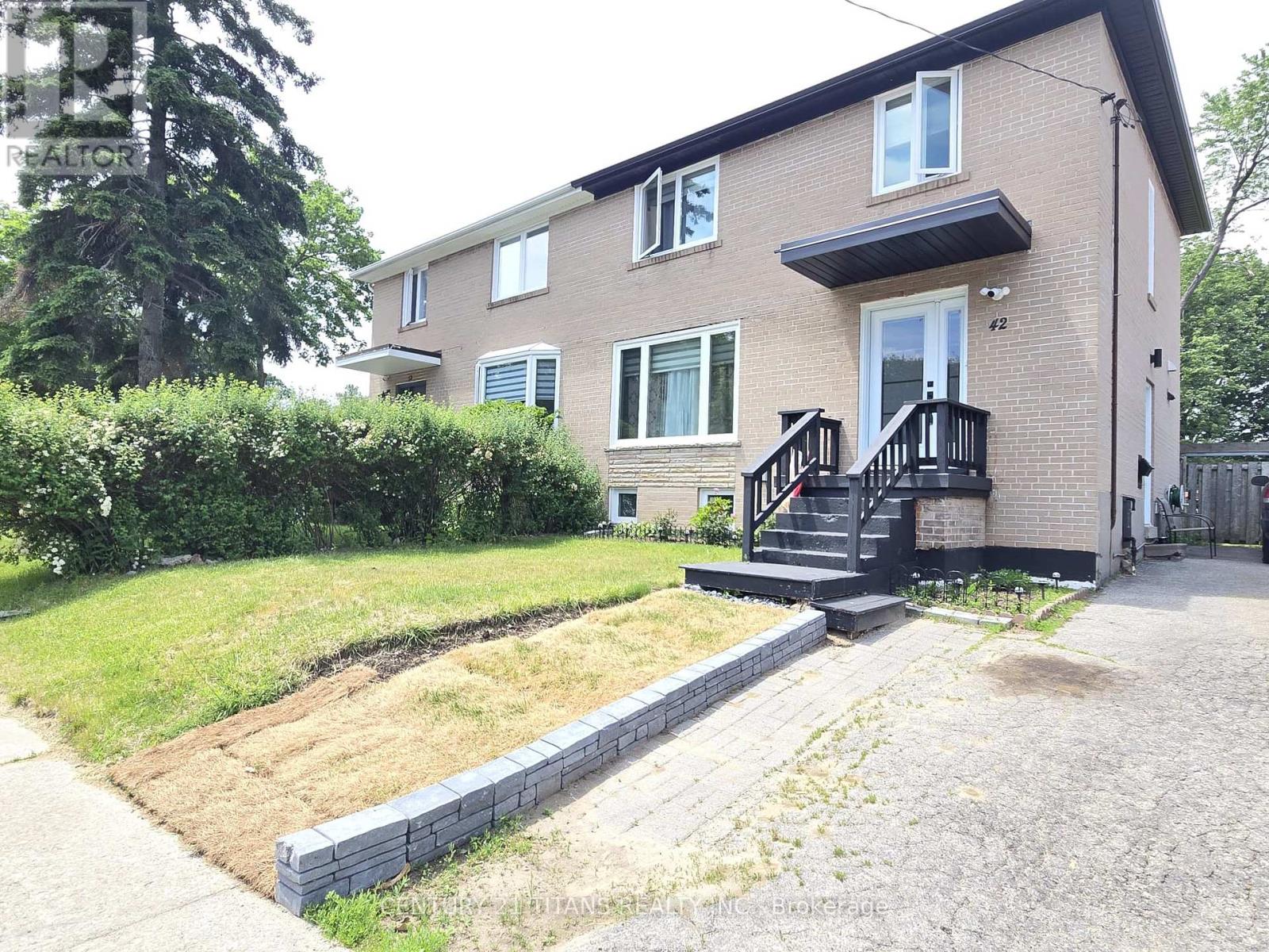 42 PIXLEY CRESCENT - 4