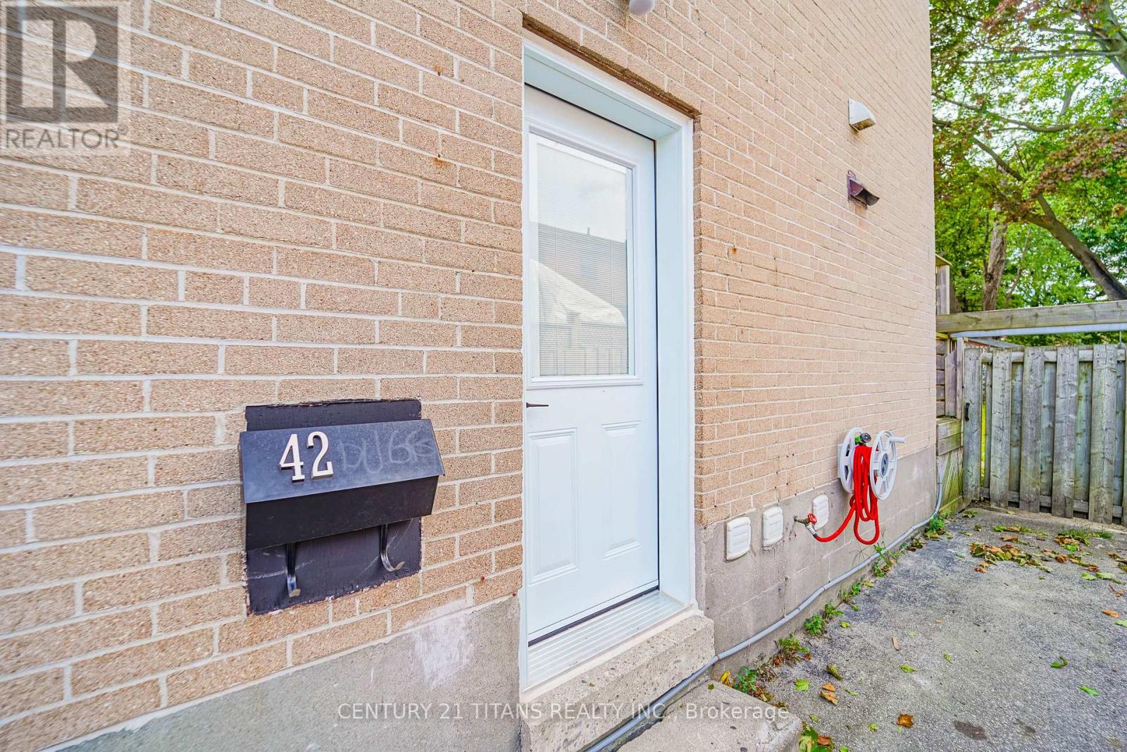 42 PIXLEY CRESCENT - 7