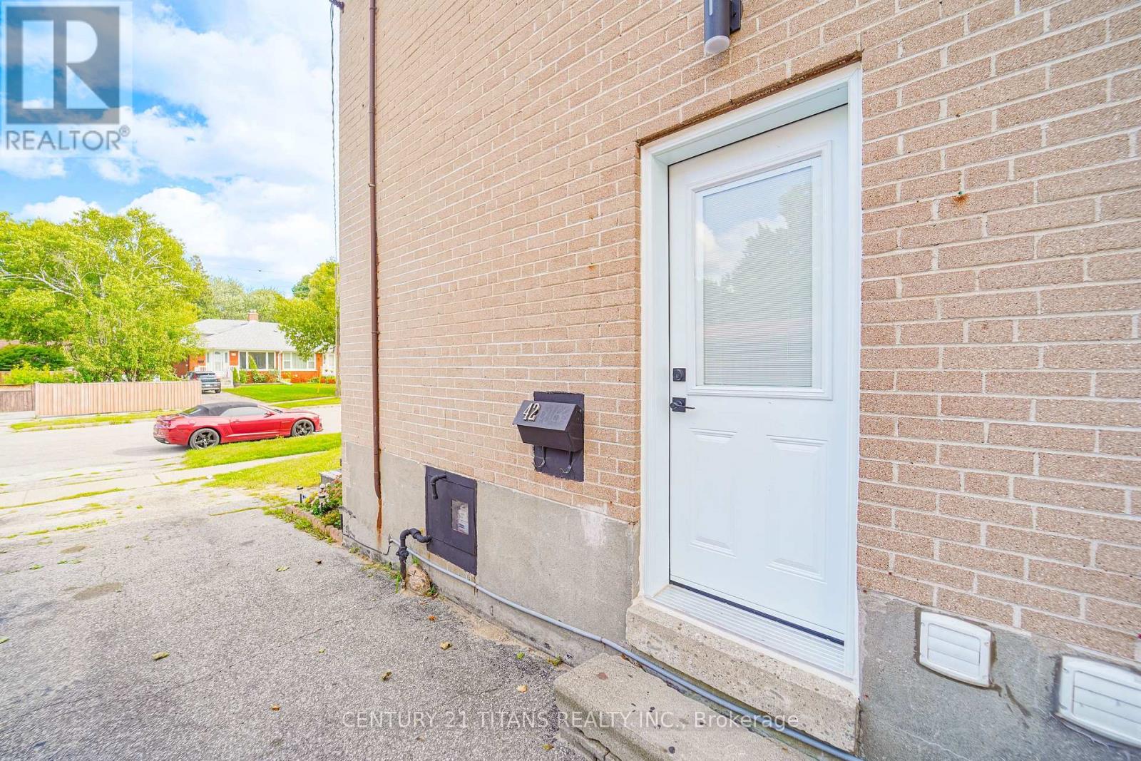 42 PIXLEY CRESCENT - 8