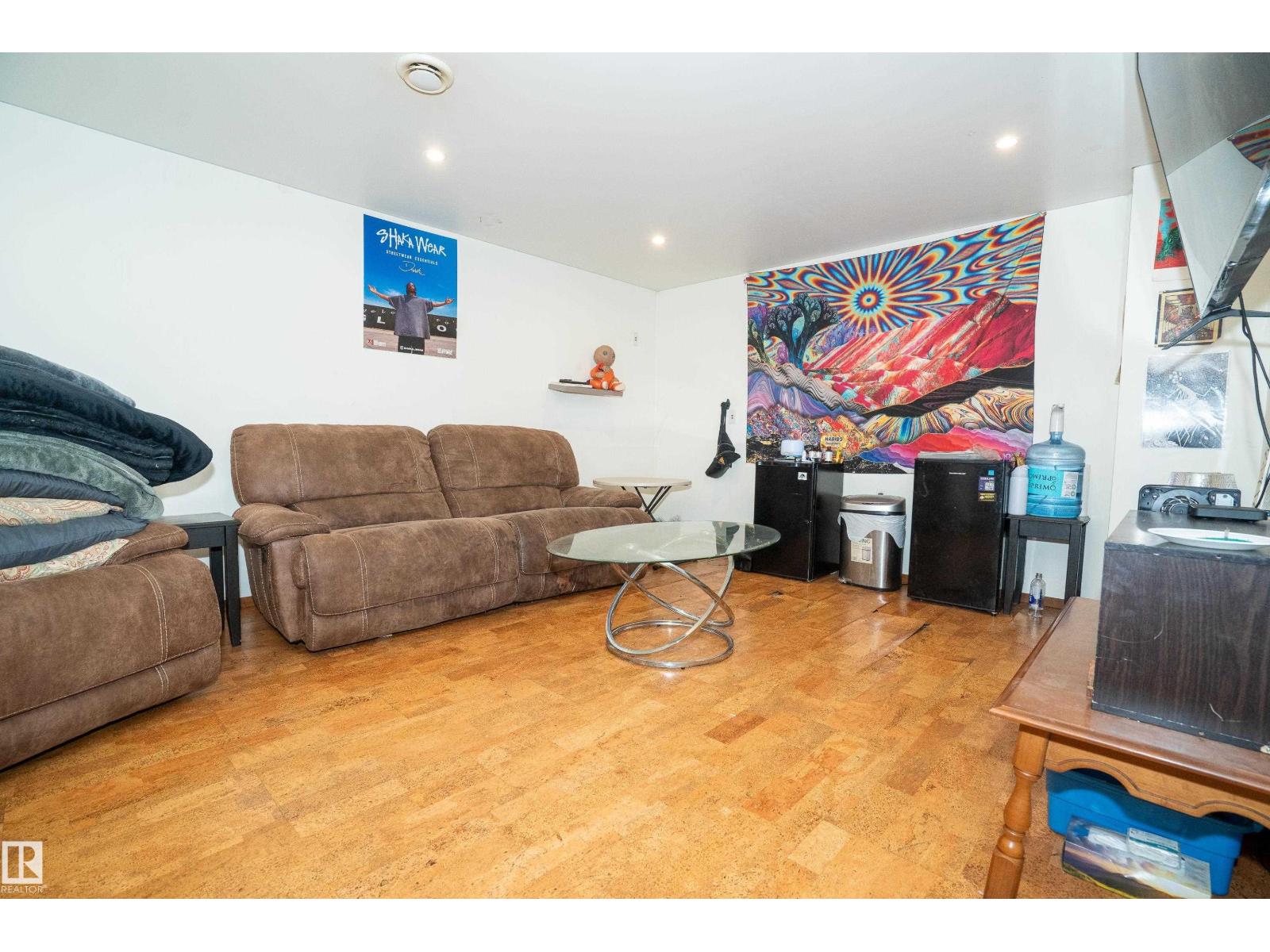 5307 105 ST NW - 15