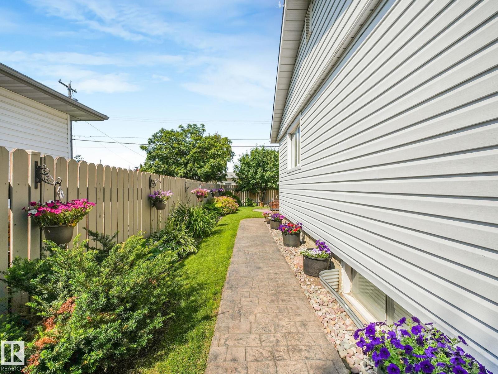 9528 54 ST NW - 5