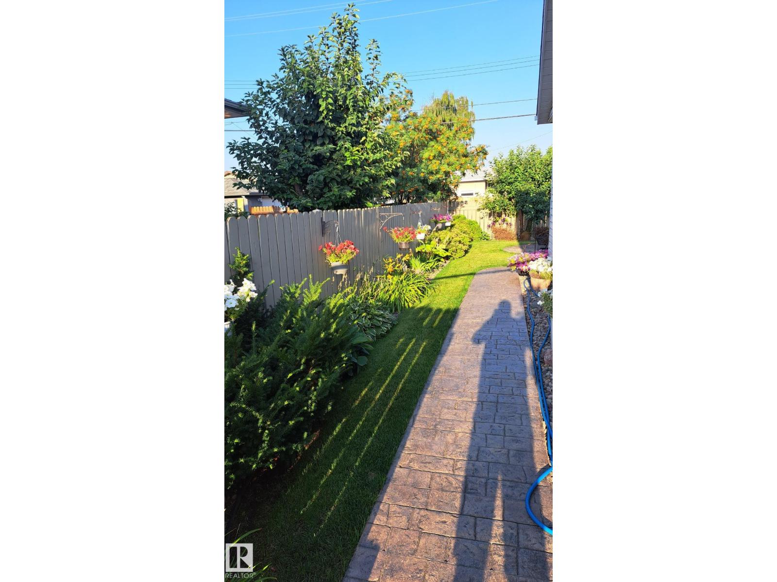 9528 54 ST NW - 6