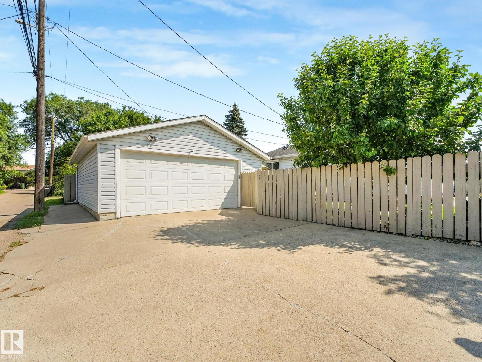 9528 54 ST NW - 14