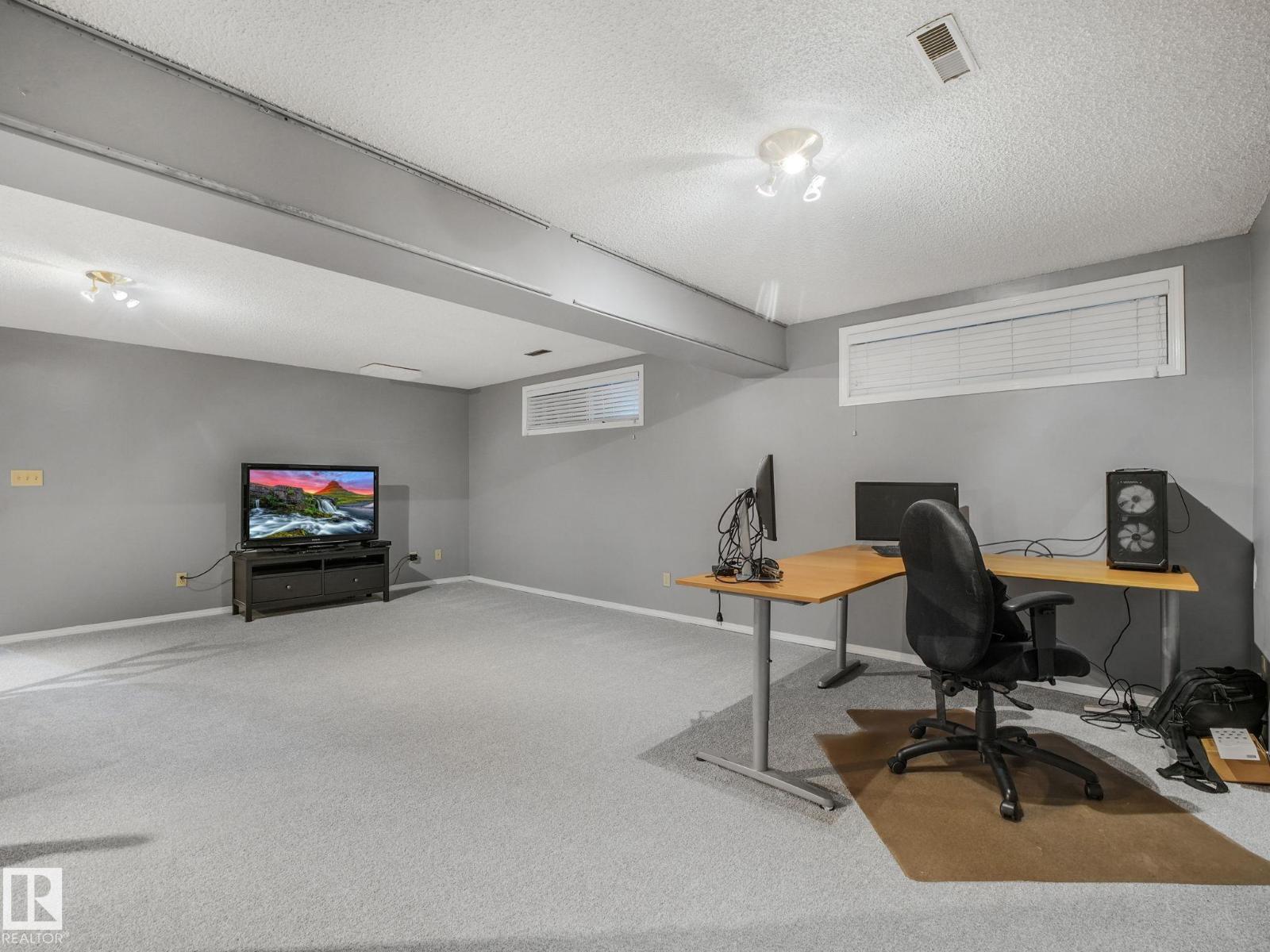 9528 54 ST NW - 58